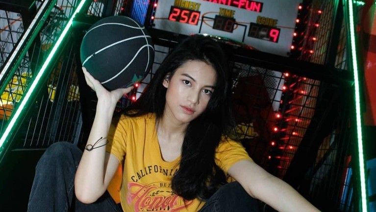 Nama Lania Fira mendadak jadi buruan para netizen di dunia maya karena pelukan mesra dengan Ariel Noah. Seperti apa sosok Lania Fira? Berikut 7 potret Lania.