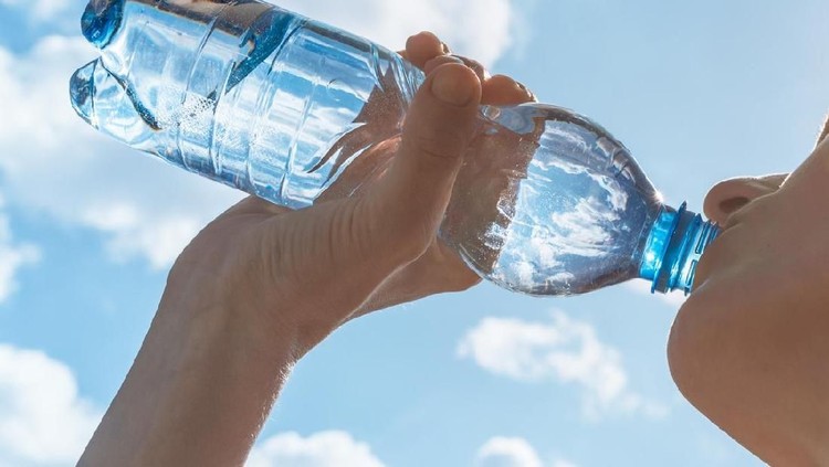Siswa di Jember Tewas Diduga Minum Minyak Komando, Dikira Air Mineral Siswa SMAN 2 Jember meninggal karena keracunan akibat salah minum air yang ia duga air mineral.