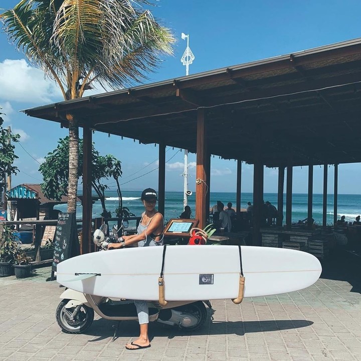 <p>Tinggal di Bali, mantan personel <em>girlband</em> Korea, Kahi ternyata sudah bisa menyesuaikan diri dengan kebiasaan warga dan turis yang menggunakan motor sebagai alat transportasi sehari-hari. (Foto: Instagram @kahi_korea)</p>