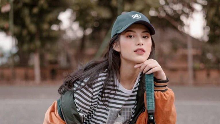Nama Lania Fira mendadak jadi buruan para netizen di dunia maya karena pelukan mesra dengan Ariel Noah. Seperti apa sosok Lania Fira? Berikut 7 potret Lania.