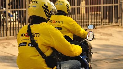 Transportasi taksi ojek online ojol Maxim.