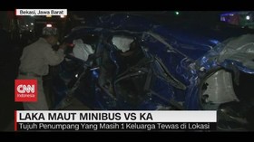 VIDEO: Mobil Tertabrak Kereta Api di Cibitung, 7 Orang Tewas