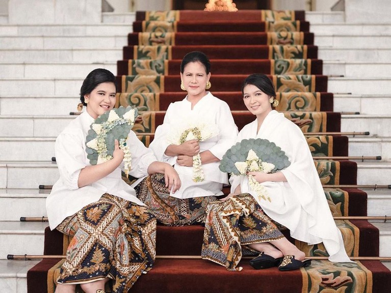 Potret Cantik Iriana Jokowi, Kahiyang, dan Selvi di Hari Ibu Iriana Jokowi, Kahiyang Ayu, dan Selvi Ananda tampak cantik dalam foto-foto yang diunggah Diera Bachir tepat di peringatan Hari Ibu.