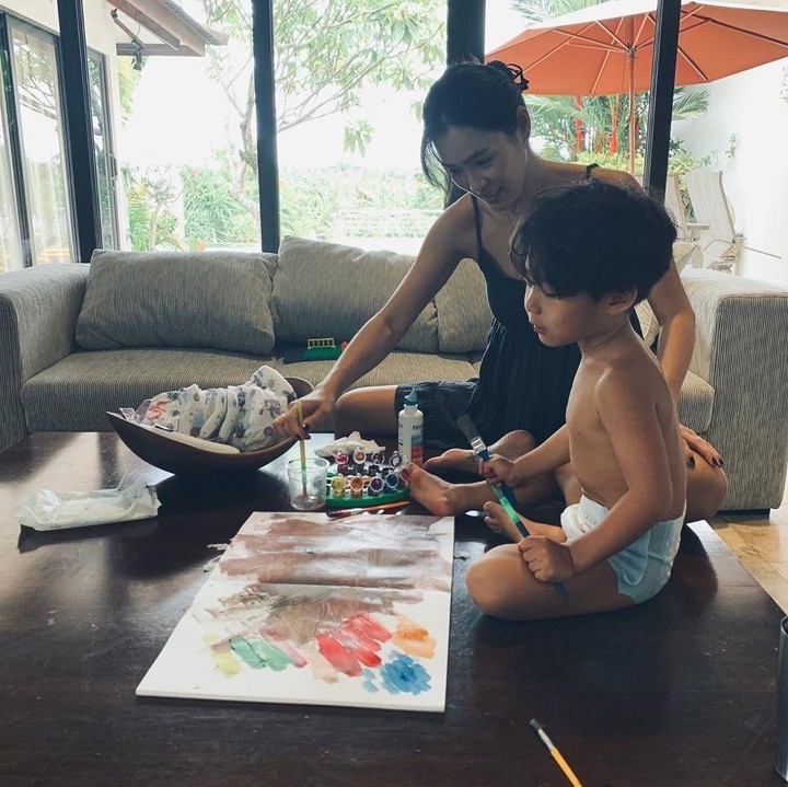 <p>Kahi dan anak-anaknya sudah menyesuaikan diri dengan iklim tropis di Bali. Misalnya saja saat di rumah, ia membebaskan anak pertamanya, Noah, untuk tidak mengenakan pakaian saat sedang bermain. (Foto: Instagram @kahi_korea)</p>