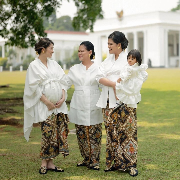 <p>Foto Ibu Iriana Jokowi, Kahiyang Ayu, Selvi Ananda, dan Sedah Mirah kemungkinan diambil saat, Selvi tengah mengandung anak keduanya. Hal ini terlihat dari perut Selvi yang masih membuncit. (Foto: Fotografer @dierabachir Instagram)</p>