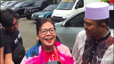 Senyum Bahagia Ibunda Saat Jemput Kriss Hatta Bebas