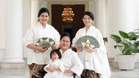 <p>Baik Ibu Iriana Jokowi, Kahiyang Ayu, Selvi Ananda kompak mengenakan atasan berwarna putih karya desainer Rikawirtjes serta bawahan kain tradisional. Adapun Sedah Mirah mengenakan gaun terusan berwanra putih. Foto: Fotografer @dierabachir (Instagram)</p>