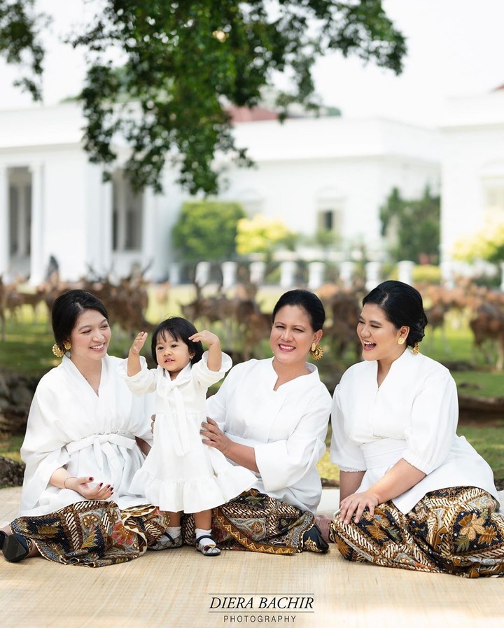 Tepat di Hari Ibu, foto Ibu Iriana Jokowi, Kahiyang, Selvi Ananda, hingga Sedah Mirah dirilis ke publik. Keempatnya terlihat cantik dalam balutan baju putih.