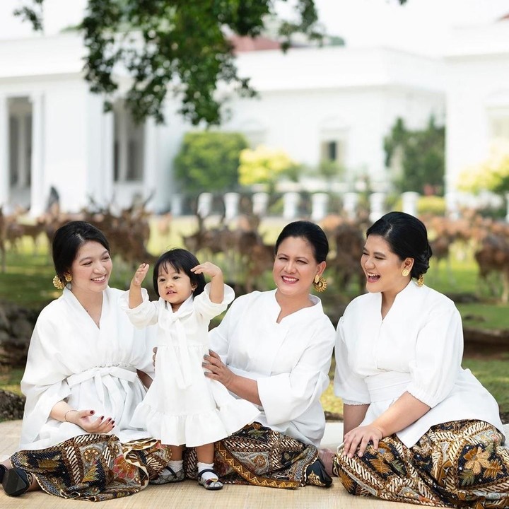 <p>Tepat di Hari Ibu yang jatuh pada 22 Desember 2019, para perempuan dalam keluarga Jokowi merilis foto bersama. Mereka adalah Ibu Iriana Jokowi, Kahiyang Ayu, Selvi Ananda, hingga Sedah Mirah. (Foto: Fotografer @dierabachir Instagram)</p>