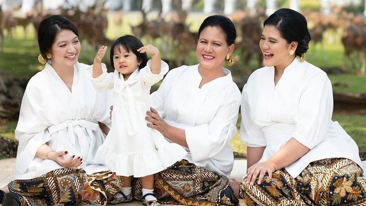 7 Potret Hari Ibu Keluarga Jokowi, Kompaknya Iriana, Kahiyang dan Selvi - Foto 1