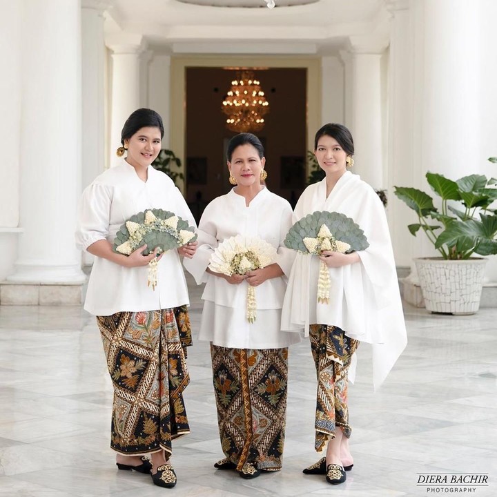 <p>Ibu Iriana Jokowi, Kahiyang Ayu, dan Selvi Ananda terlihat sama-sama anggun dalam foto yang diambil dengan pose berdiri ini. (Foto: Fotografer @dierabachir Instagram)</p>