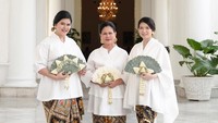 <p>Ibu Iriana Jokowi, Kahiyang Ayu, dan Selvi Ananda terlihat sama-sama anggun dalam foto yang diambil dengan pose berdiri ini. (Foto: Fotografer @dierabachir Instagram)</p>