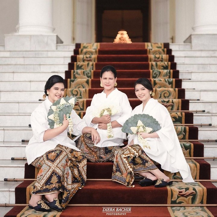 <p>Kali ini, Ibu Iriana Jokowi, Kahiyang Ayu, Selvi Ananda duduk di tangga Istana Kepresidenan sambil berfoto dengan kipas berwarna hijau. Cantik-cantik ya, Bunda? (Foto: Instagram @dierabachir)</p>