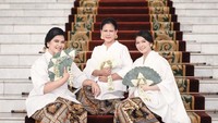 <p>Kali ini, Ibu Iriana Jokowi, Kahiyang Ayu, Selvi Ananda duduk di tangga Istana Kepresidenan sambil berfoto dengan kipas berwarna hijau. Cantik-cantik ya, Bunda? (Foto: Instagram @dierabachir)</p>