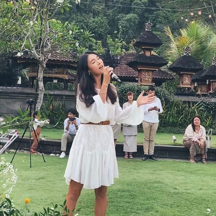 <p>Meski sudah lama tak menjadi personel <em>girlband</em> Korea, Kahi masih mampu memukau para tamu undangan di sebuah pernikahan di Bali. (Foto: Instagram @kahi_korea)</p>