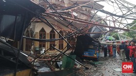 Tower di Radio Dalam Roboh Timpa Masjid dan Rumah