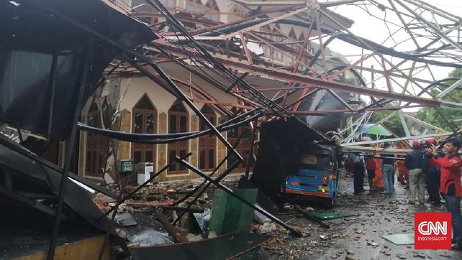 Tower roboh saat angin kencang di kawasan Radio Dalam, Jakarta Selatan. Tower menimpa teras masjid dan rumah warga.