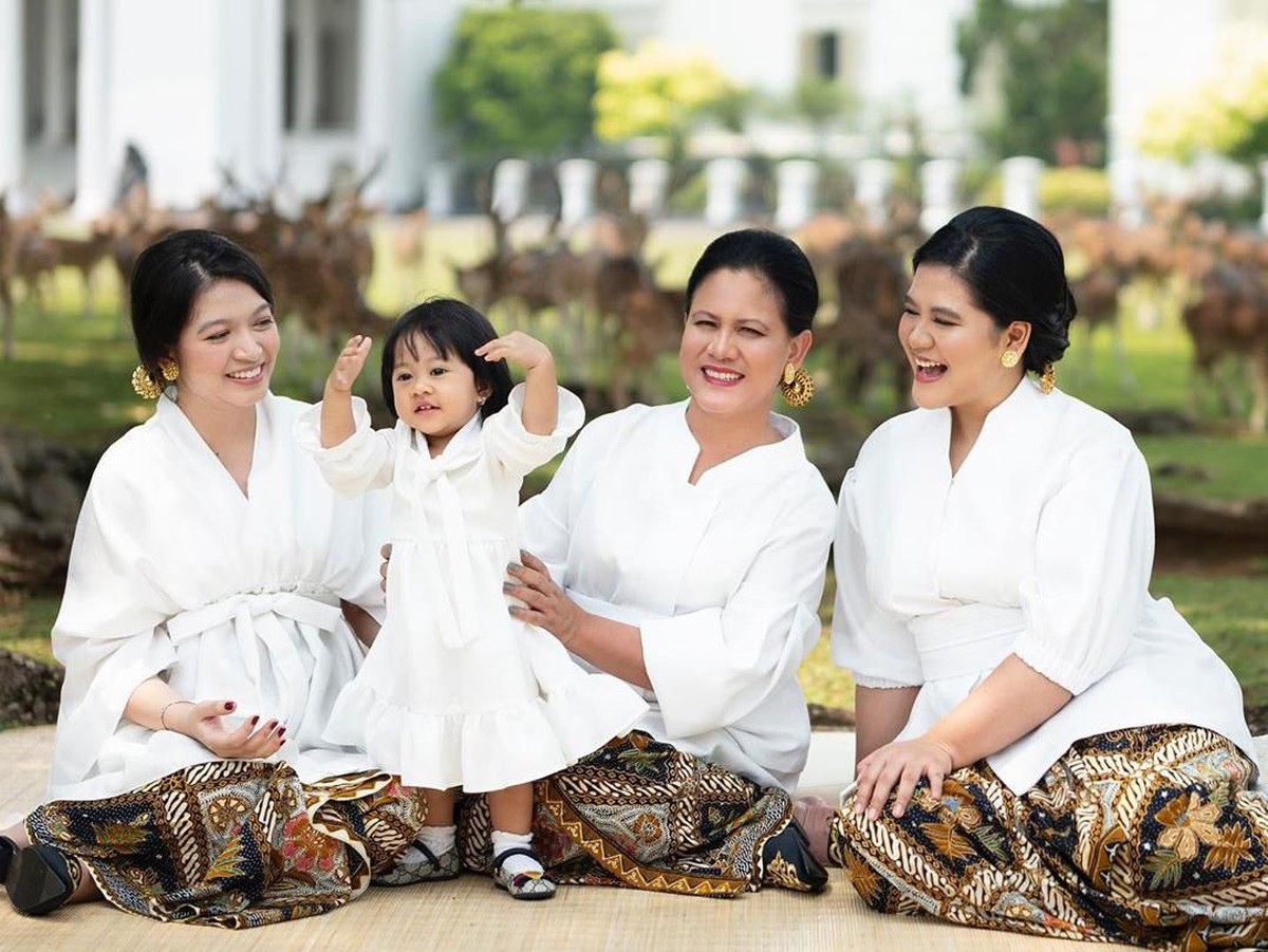 Iriana Jokowi&comma; Kahiyang Ayu&comma; dan Selvi Ananda tampak cantik dalam foto-foto yang diunggah Diera Bachir tepat di peringatan Hari Ibu&period;