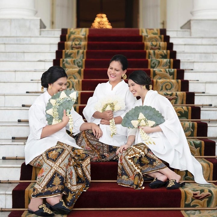 <p>Pose saat foto tak melulu harus serius ya, Bun. Tengok saja Ibu Iriana Jokowi, Kahiyang Ayu, dan Selvi tertawa lepas dalam foto yang satu ini. (Foto: Fotografer @dierabachir Instagram)</p>