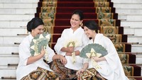 <p>Pose saat foto tak melulu harus serius ya, Bun. Tengok saja Ibu Iriana Jokowi, Kahiyang Ayu, dan Selvi tertawa lepas dalam foto yang satu ini. (Foto: Fotografer @dierabachir Instagram)</p>