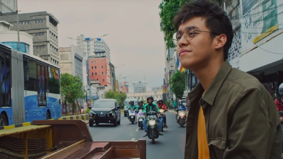 Lirik lagu Here We Go Again/Fanboi yang dinyanyikan oleh Ardhito Pramono.