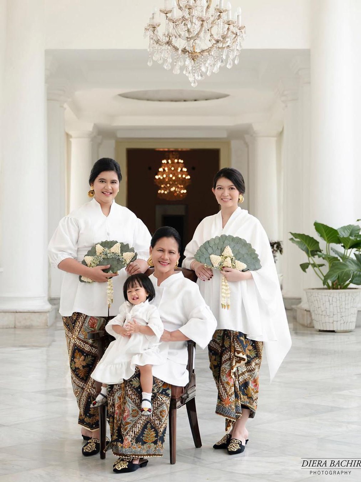 Iriana Jokowi&comma; Kahiyang Ayu&comma; dan Selvi Ananda tampak cantik dalam foto-foto yang diunggah Diera Bachir tepat di peringatan Hari Ibu&period;