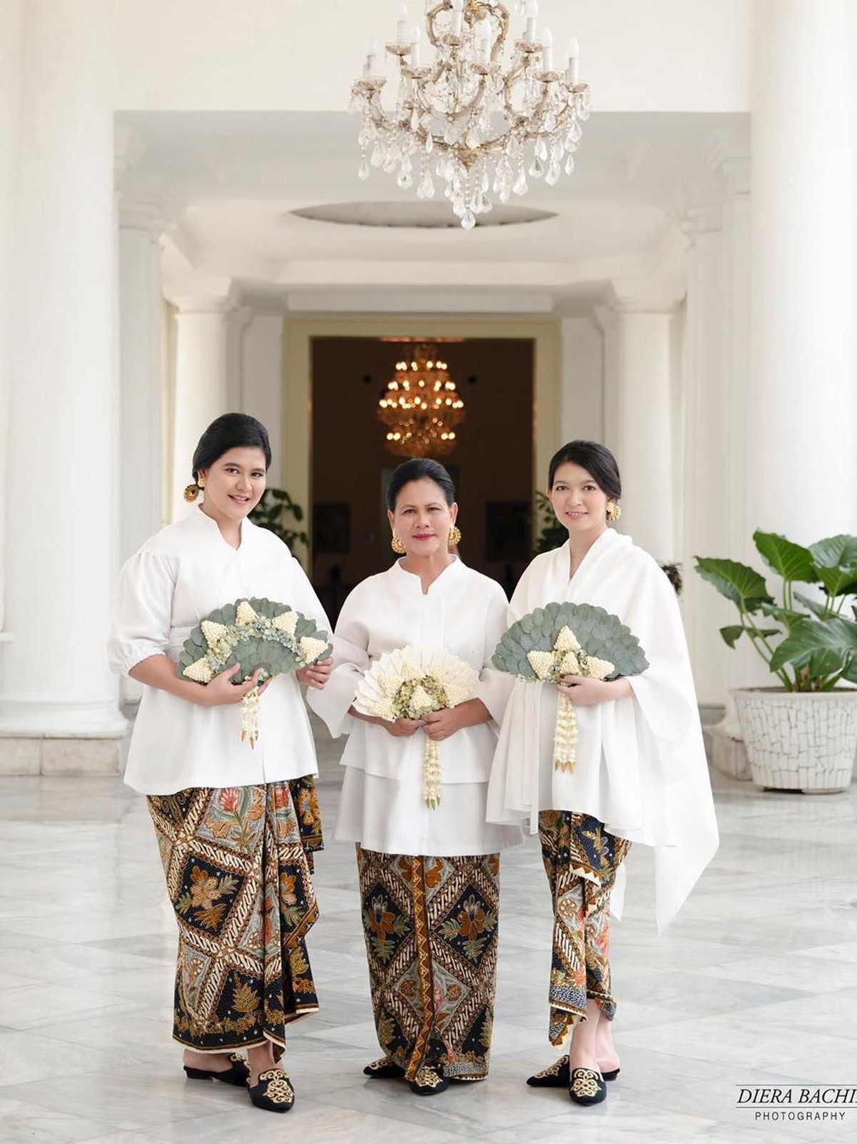Iriana Jokowi&comma; Kahiyang Ayu&comma; dan Selvi Ananda tampak cantik dalam foto-foto yang diunggah Diera Bachir tepat di peringatan Hari Ibu&period;