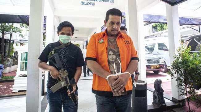 Ibra Azhari merupakan saudara kakak beradik Ayu, Sarah, dan Rahma Azhari yang pernah berkiprah di industri film era 1990-an.