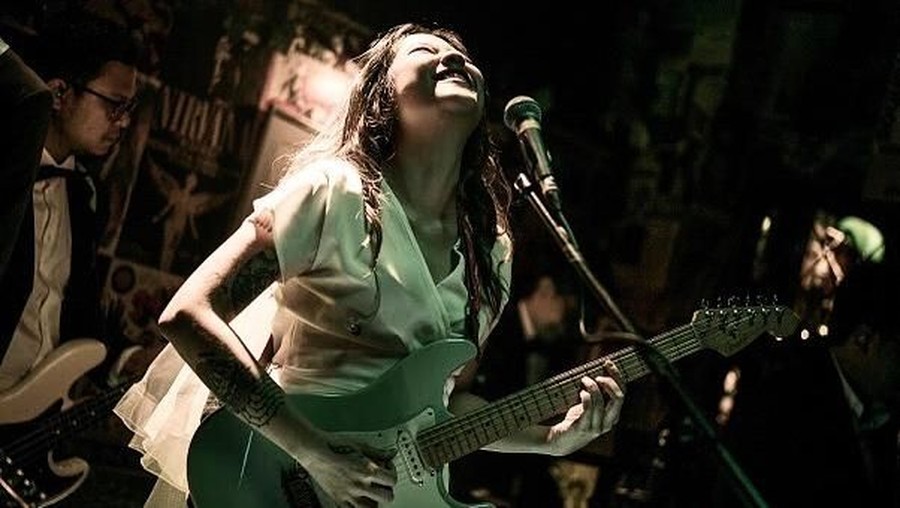 Ulasan mengenai lirik lagu Ring yang dinyanyikan oleh Danilla Riyadi.