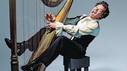 Harry Styles Pamer Kumis Tebal Mirip Super Mario