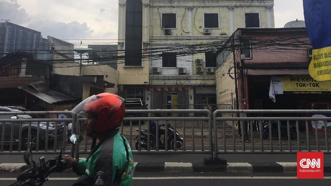 Maxim juga menempati ruko berlantai empat di jalan Saharjo, Jakarta Selatan. Ruko tersebut tampak kumuh dan teralis tertutup setengah.
