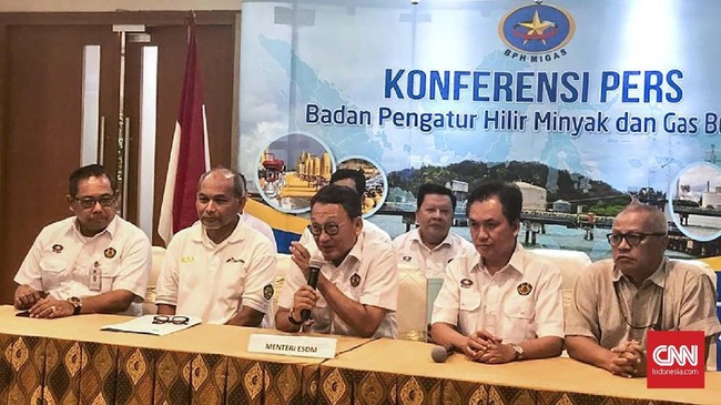 Menteri Energi dan Sumber Daya Mineral (ESDM) Arifin Tasrif meninjau pasokan BBM di posko nasional sektor ESDM, salah satunya di Posko BPH Migas.