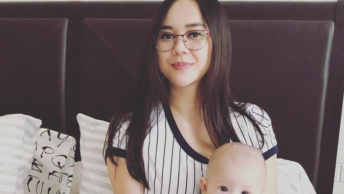 Aura Kasih dan anak perempuannya