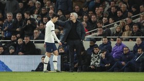 Mourinho Soal Son Tendang Rusuk Rudiger: Dia Menangis Lagi