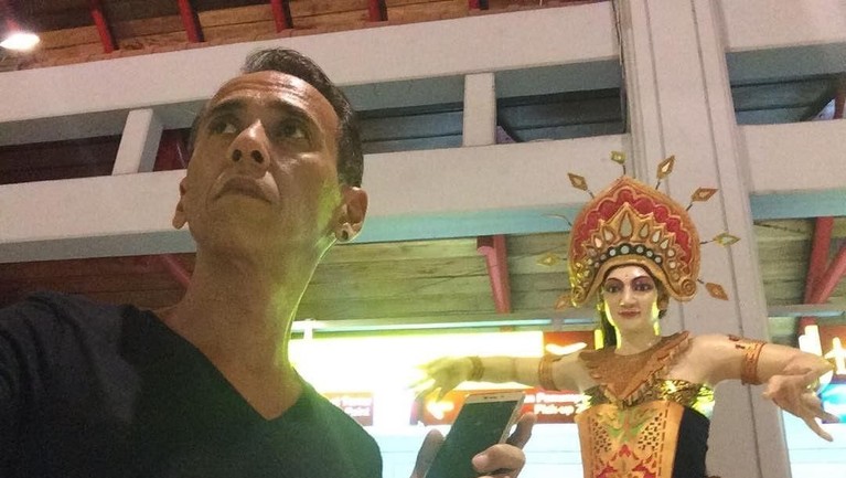 Sosok Raymond Manthey, Pria yang Bikin Yuni Shara Alami Trauma Ini dia potret Raymond Manthey, mantan suami Yuni Shara yang pernah lakukan KDRT dan membuat artis bertubuh mungil tersebut alami trauma seksual.