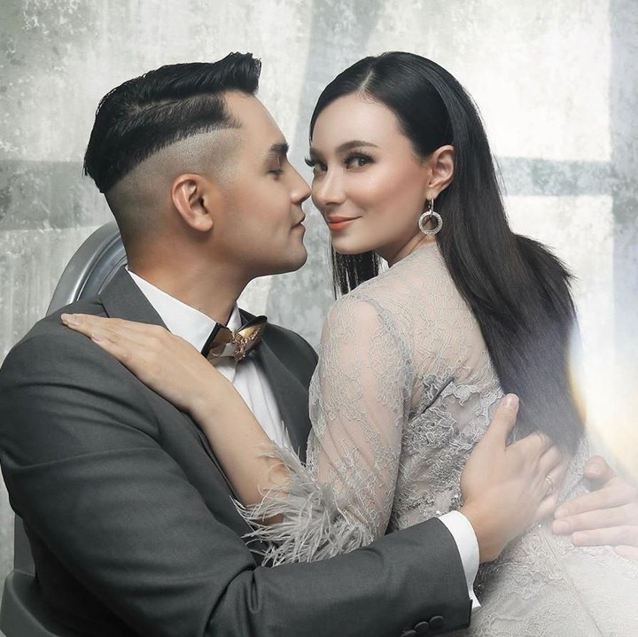 <p>Lalu pada 22 Desember 2013, Asmirandah dan Vanno dikabarkan menikah lagi. Artis cantik berdarah Betawi dan Belanda ini mengatakan sudah bersatu lagi dan dibaptis. (Foto: Instagram @asmirandah89)</p>