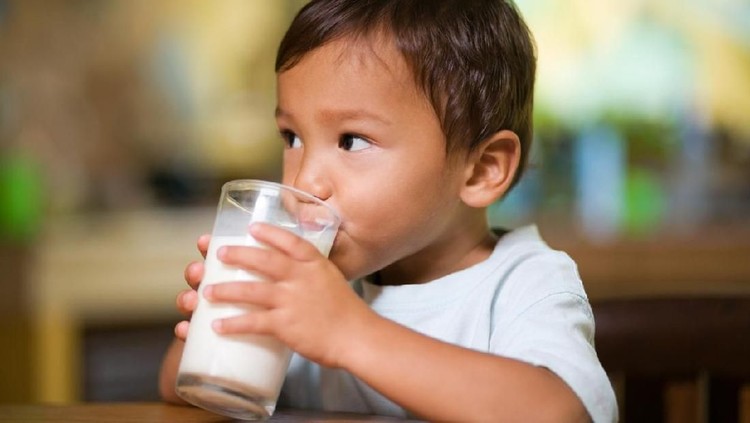 anak minum susu Baby 2 years old drinking milk