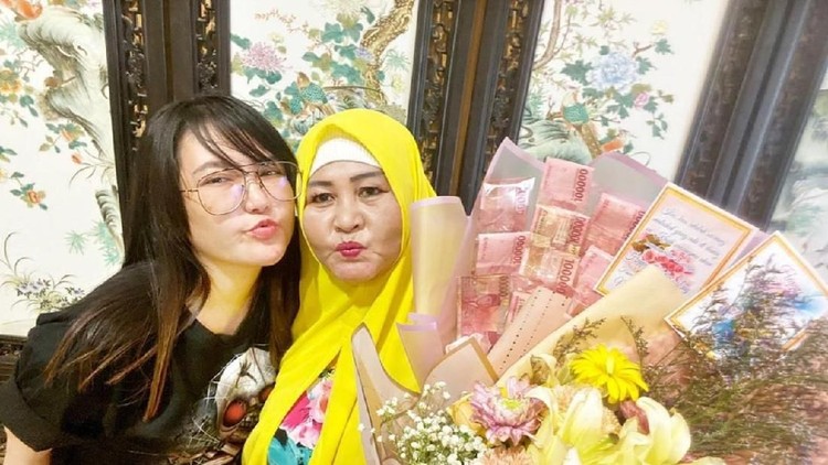 Via Vallen memberikan kado spesial untuk sang ibunda di Hari Ibu. Kado tersebut cukup unik karena berbentuk buket bunga yang diberi pecahan uang Rp100 ribu.