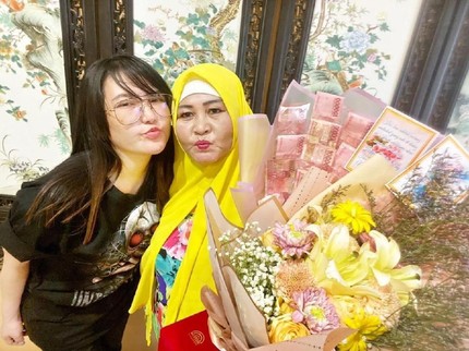 Wow, Via Vallen Beri Buket Bunga Uang untuk Ibunda di Hari Ibu