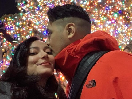 Mesra, Potret Asmirandah dan Jonas Rivanno Sambut Natal di New York