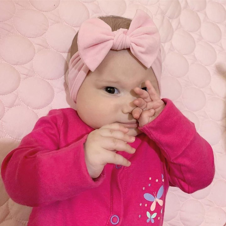 Arabella saat mengenakan bandana pink. Sudah pintar bergaya ya, Bun. (Foto: Instagram @aurakasih)