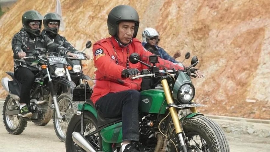 Motor Presiden Joko Widodo ngepot di jalanan berlumpur buat warga yang melihat panik.