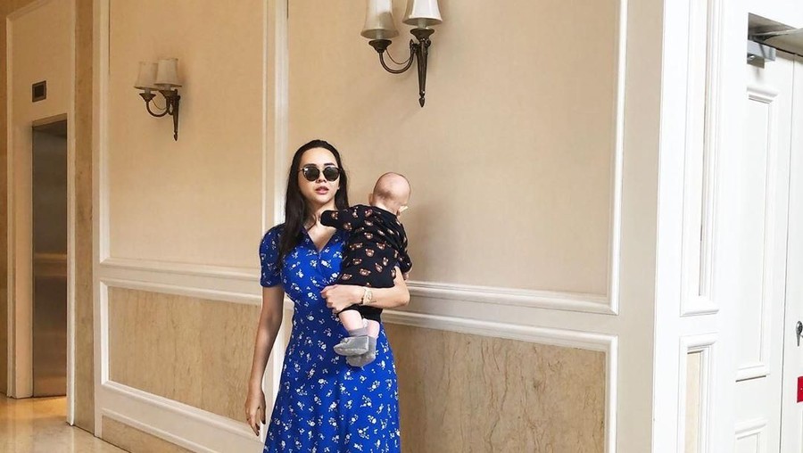 Diisukan Bercerai, Aura Kasih Foto dengan Anak tanpa Suami Aura Kasih unggah foto berdua dengan anak saat diisukan cerai dari sang suami, Eryck Amaral.