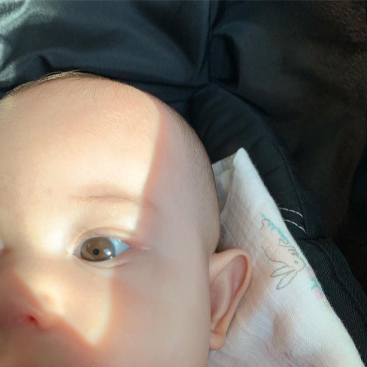 Bayi cantik tersebut kemudian diberi nama Arabella yang berarti <em>lifting her words up to God.</em> (Foto: Instagram @aurakasih)