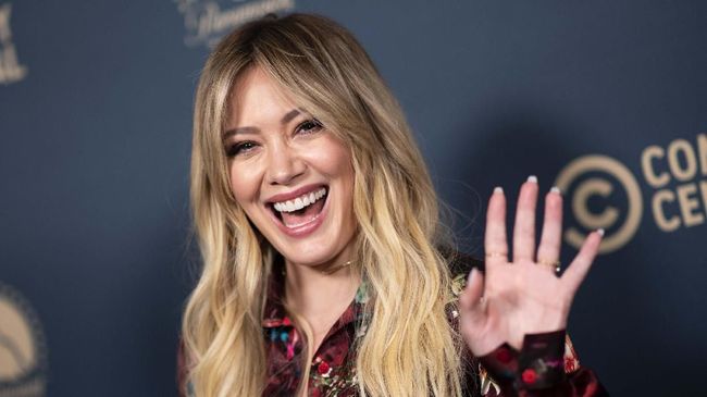 Aktris Hilary Duff baru saja merilis koleksi busana ibu dan anak rancangannya. Koleksi ini dibuat berkolaborasi dengan label ternama Smash Tess.