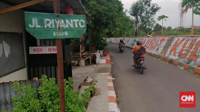 24 Desember 2000 atau 20 Ramadan 1421 H, seorang Banser jadi korban teror bom natal saat menunaikan amanat Gus Dur untuk turut menjaga gereja.
