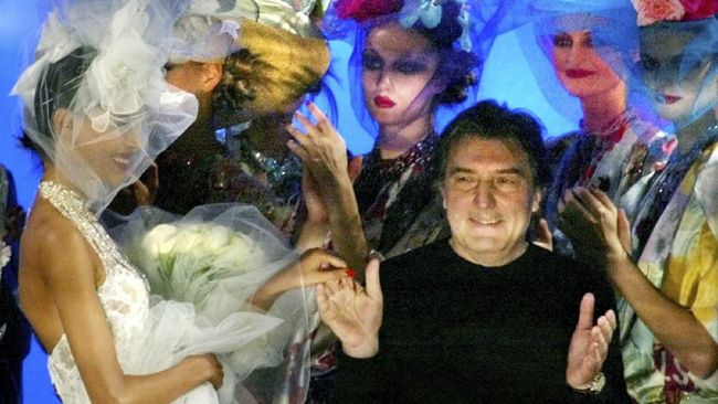 Desainer asal Prancis Emanuel Ungaro meninggal dunia di Paris, Sabtu (21/12). Ungaro meninggal dunia di usia 86 tahun.