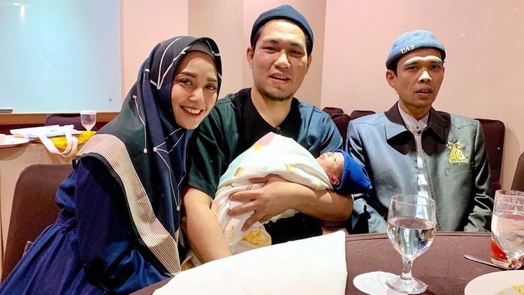 Putra pertama Rizal 'Armada' ditahnik Ustaz Abdul Somad. Sang istri, Monica Imas, membagikan momen tersebut di akun Instagram pribadinya.