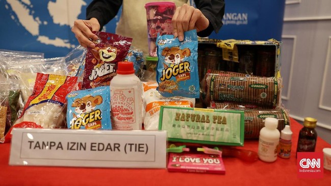Produk makanan senilai Rp3,97 miliar dinilai tak layak jelang Natal dan Tahun Baru karena kemasan rusak, tak punya izin edar hingga kedaluwarsa.