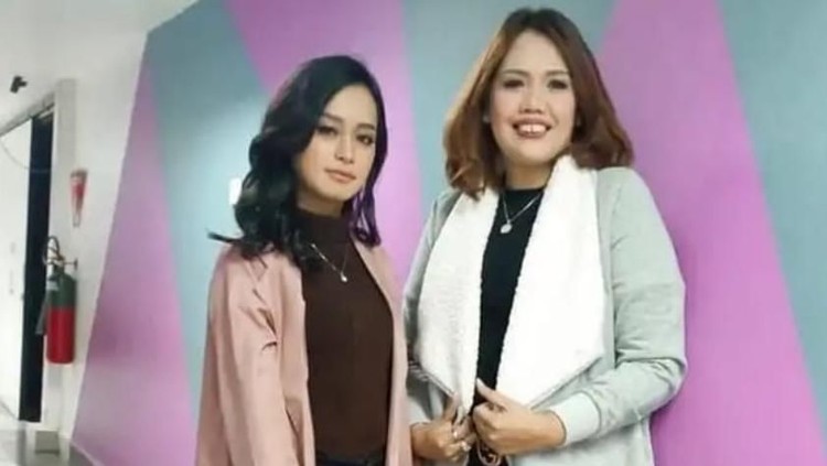 Elly Sugigi meluapkan kesedihannya lewat Instagram karena tidak mendapat ucapan Selamat Hari Ibu dari sang putri tercinta, Ulfi Damayanti.